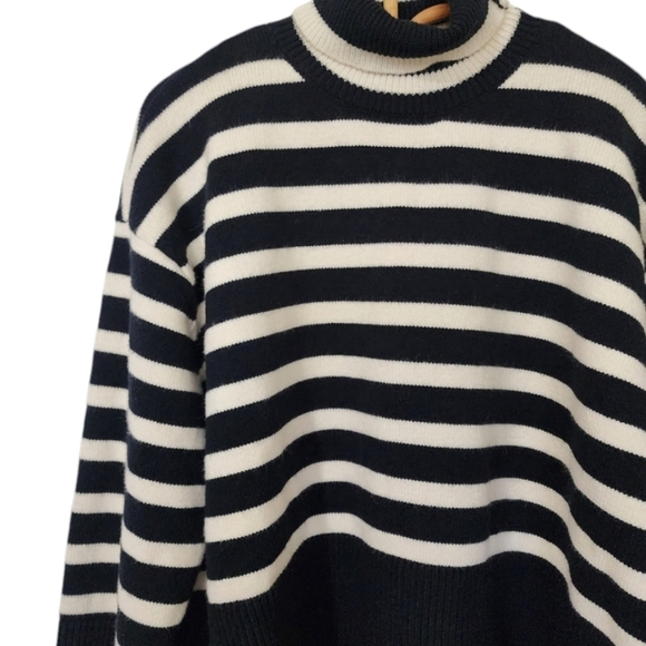 Black and white striped heavy sweater - Picture 12 of 12